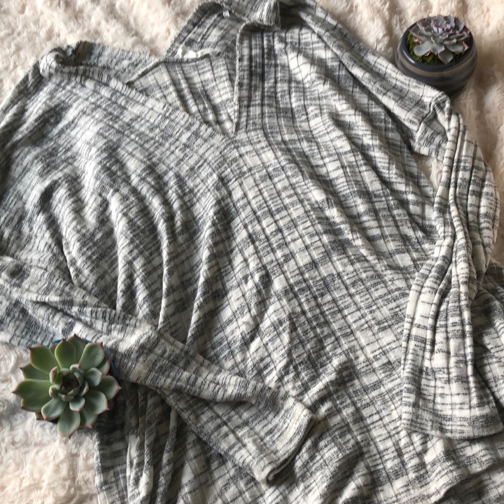 •Lightweight Sweater•